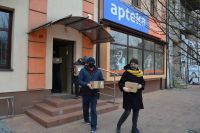 Uczestnicy ŚDS odbierają zamówione środki medyczne