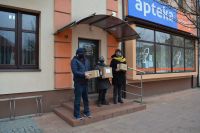 Uczestnicy ŚDS odbieraja zamówione środki medyczne z apteki.