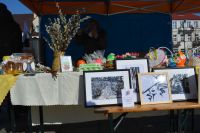 Prace plastyczne uczestników ŚDS na kiermaszu.