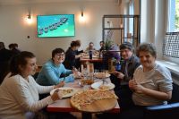 Uczestnicy ŚDS w trakcie spożywania pizzy.