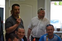 Ksiądz proboszcz z uczestnikami ŚDS