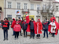 Uczestnicy ŚDS podczas orszaku trzech króli.