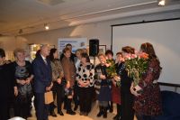 Rodzice uczestników ŚDS podczas wręczania kwiatów.