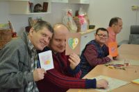 Uczestnicy ŚDS z kartami walentynkowymi.