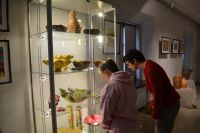 Uczestnicy ŚDS podczas zwiedzania wystawy.