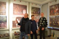 Uczestnicy ŚDS podczas zwiedzania wystawy.