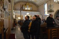 Uczestnicy ŚDS w kościele podczas Drogi Krzyżowej.