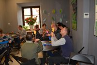 Uczestnicy podczas wykonywania palm.