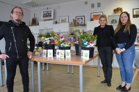 Pracownicy ŚDS podczas przekazywania ozdób.