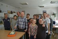 Pan Mariusz podczas krojenia tortu.