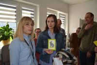 Delegacja ze SOSW przy wręczaniu karty wielkanocnej.