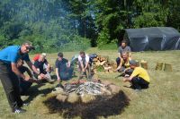 Uczestnicy podczas ogniska.