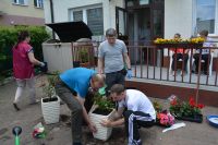 Uczestnicy ŚDS podczas prac ogrodniczych.