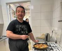 Uczestnik podczas smażenia pączków.