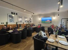 Uczestnicy ŚDS podczas wyjścia do pizzerii.