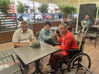 Uczestnicy podczas wyjścia do Kawiarni Ratuszowa.