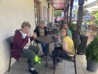 Uczestnicy ŚDS podczas wyjścia do Kawiarni Ratuszowa.