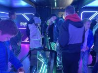 Uczestnicy podczas zwiedzania interaktywnej wystawy.