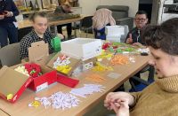 Uczestnicy ŚDS przy wykonywaniu plam wielkanocnych