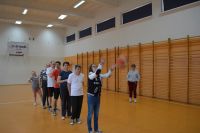 Uczestnicy ŚDS podczas zajęć sportowych.