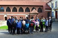 Uczestnicy ŚDS i opiekunowiepod zamkiem w Olsztynie