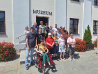 Uczestnicy ŚDS przed wejściem do Muzeum w Przasnyszu.