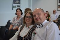 Pan Mariusz i Pani Iwona w strojach ludowych.