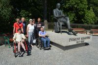 Uczestnicy ŚDS pod pomnikiem Zygmunta Krasińskiego.