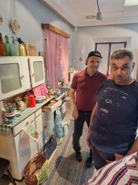 Jarosław K i Mariusz Cz na tle kuchni z PRL