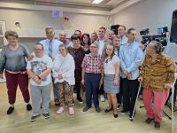 Zdjęcie grupowe uczesników ŚDS z wokalistą Damianem K