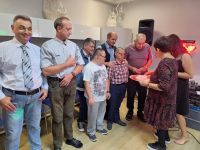 Uczestniczki ŚDS wręczają karty uczesnikom ŚDS