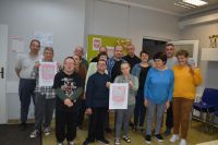 Zdjęcie grupowe uczestników ŚDS z symbolami narodowymi.