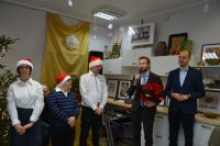 Burmistrz Łukasz Chrostowski, wiceburmistrz Łukasz Machałowski i uczestnicy ŚDS.