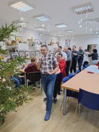 Korowód uczestników ŚDS podczas zabawy sylewstrowej.