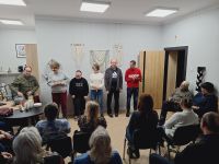 Uczestnicy ŚDS podczas występu muzycznego w Bibliotece.