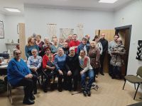 Uczestincy wspólnego kolędowania w Bibliotece.