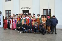 Uczestnicy ŚDS, Burmistrz MIasta Przasnysza, Dyrektor i uczniowie ALO pod Muzeum w Przasnyszu.