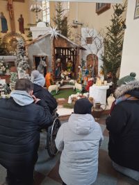 Uczesttnicy ŚDS ogladają szopke Bozonarodzeniową u Ojcóe Pasjonistów w Przasnyszu.
