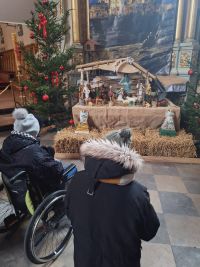 Uczestnicy prz szopce bozonarodzeniowej w  Kościele Św. Wojciecha w Przasnyszu