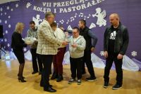 Dyrektorzy Specjalnego Ośrodka Szkolno wychowawczego wręczają upominki uczesnikom ŚDS.