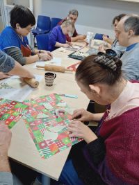 Uczestnicy ŚDS Marlena, Marzena, Maria, Jarek, Edyta wykonuja rogaliki