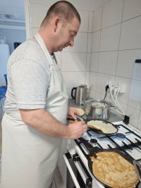 Uczestnik ŚDS Jarosław W smaży naleśniki
