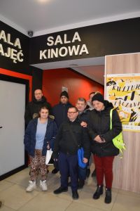 Uczestnicy ŚDS Przasnysz w kinie w Makowie Mazowieckim