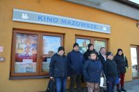 Grupa uczestników ŚDS pod kinem w Makowie Mazowieckim