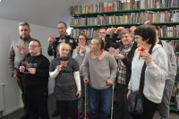 Grupa uczestników ŚDS w Przasnyszu z wykonanymi pracami w Miejskiej BIbliotece w Przasnyszu
