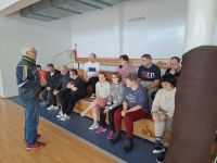 Pan Lech Smoliński- nauczyciel wychowania fizycznego wprowadza uczestników w zajęcia