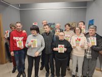 Uczestnicy ŚDS z wykonanymi kartami na warsztatach w Muzem w Przasnyszu