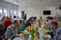 Poczęstunek podczas Dnia Kobiet w ŚDS w Przasnyszu