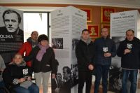 Uczestnicy Środowiskowego Domu Samopomocy w Przasnyszu na wystawie o księdzu Popiełuszce.