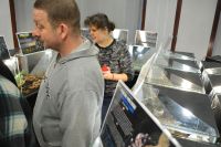 Na wystawie pająków Edyta i Jarek w tle gabloty.